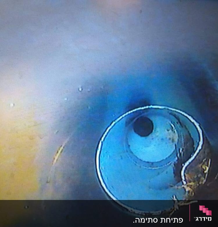 צילום פנים צינור עם סדק ותקלות